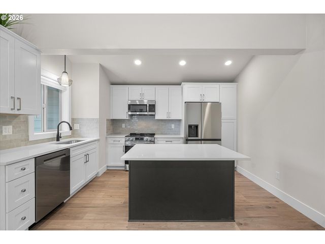 12246 Meadowlawn Dr, Oregon City, OR 97045