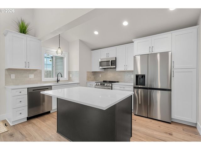 12246 Meadowlawn Dr, Oregon City, OR 97045
