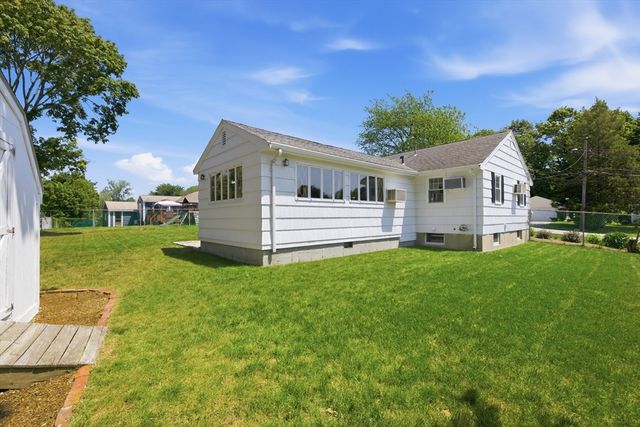 31 Day Circle, Woburn, MA 01801