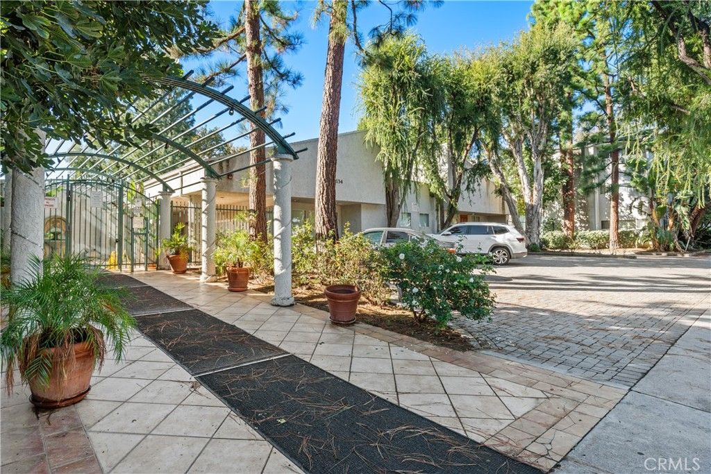 Image 4 of property listing at 20134 Leadwell 126, Winnetka, CA 91306