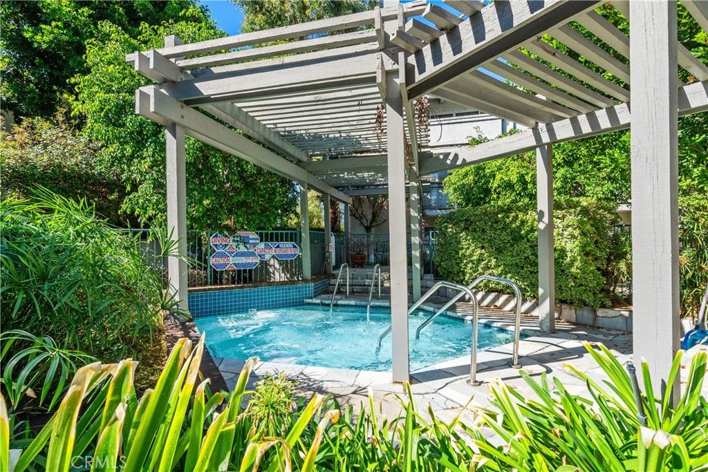 Image 6 of property listing at 20134 Leadwell 126, Winnetka, CA 91306