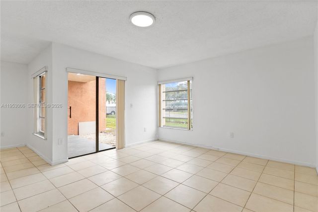 17500 NW 68th Ave D1004, Hialeah, FL 33015