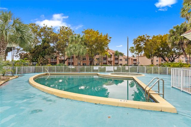 17500 NW 68th Ave D1004, Hialeah, FL 33015