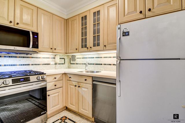 301 E 48th St Apt 8K, New York City, NY 10017