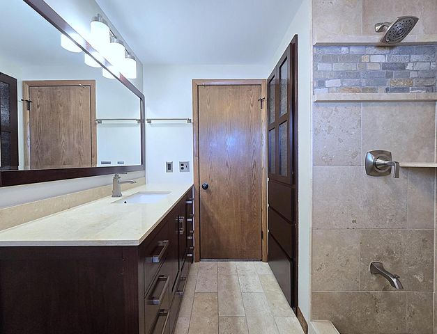 5640 S Aberdeen DRIVE, New Berlin, WI 53146