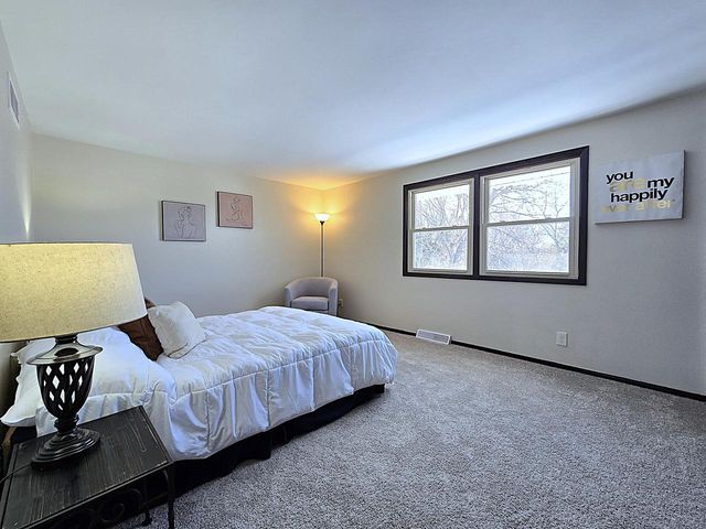 5640 S Aberdeen DRIVE, New Berlin, WI 53146