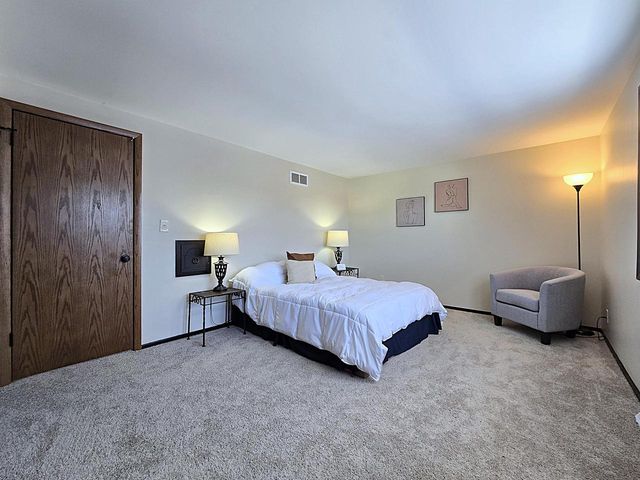 5640 S Aberdeen DRIVE, New Berlin, WI 53146