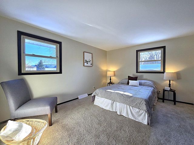 5640 S Aberdeen DRIVE, New Berlin, WI 53146