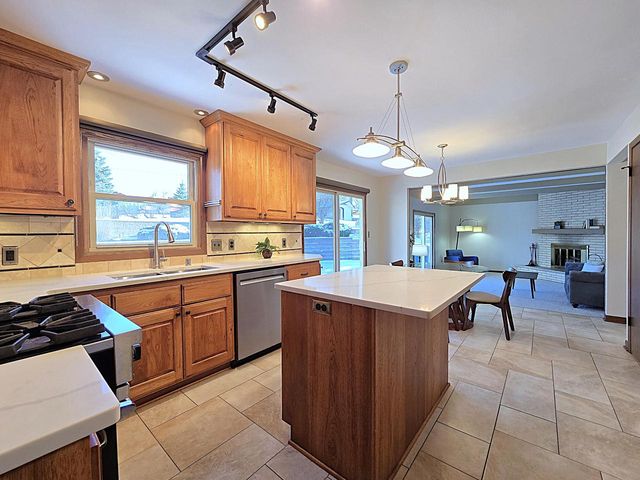 5640 S Aberdeen DRIVE, New Berlin, WI 53146