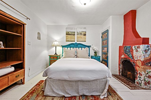 632 Old Santa Fe Trail 4, Santa Fe, NM 87505