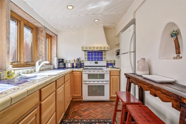 632 Old Santa Fe Trail 4, Santa Fe, NM 87505