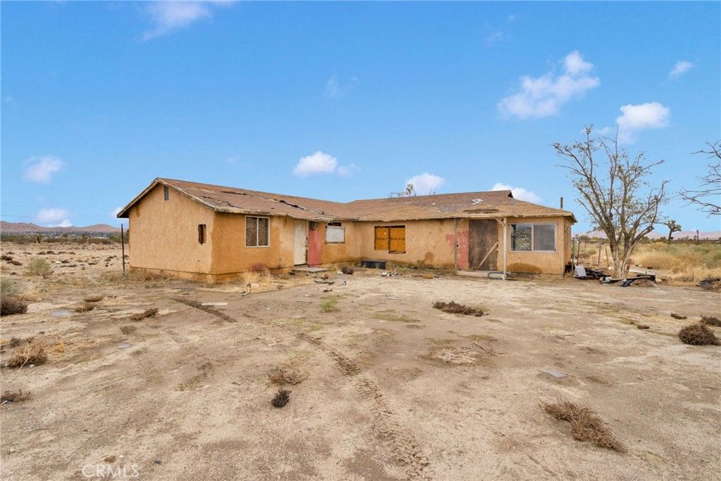 Image 2 of property listing at 18227 E Avenue Q, Palmdale, CA 93591