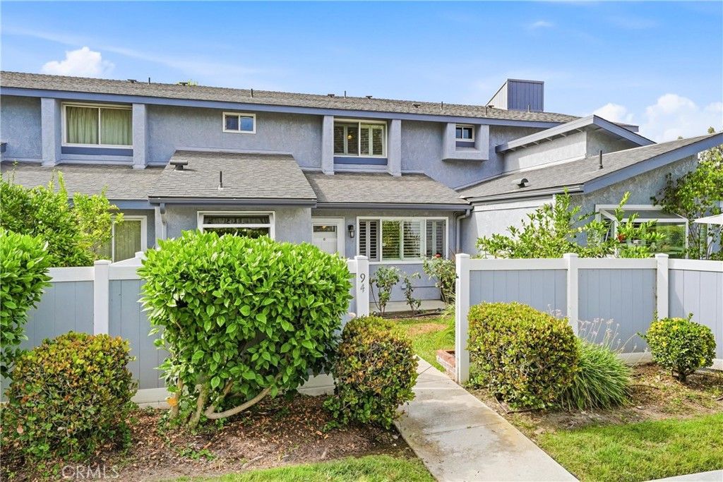 Image 3 of property listing at 900 W Sierra Madre 94, Azusa, CA 91702