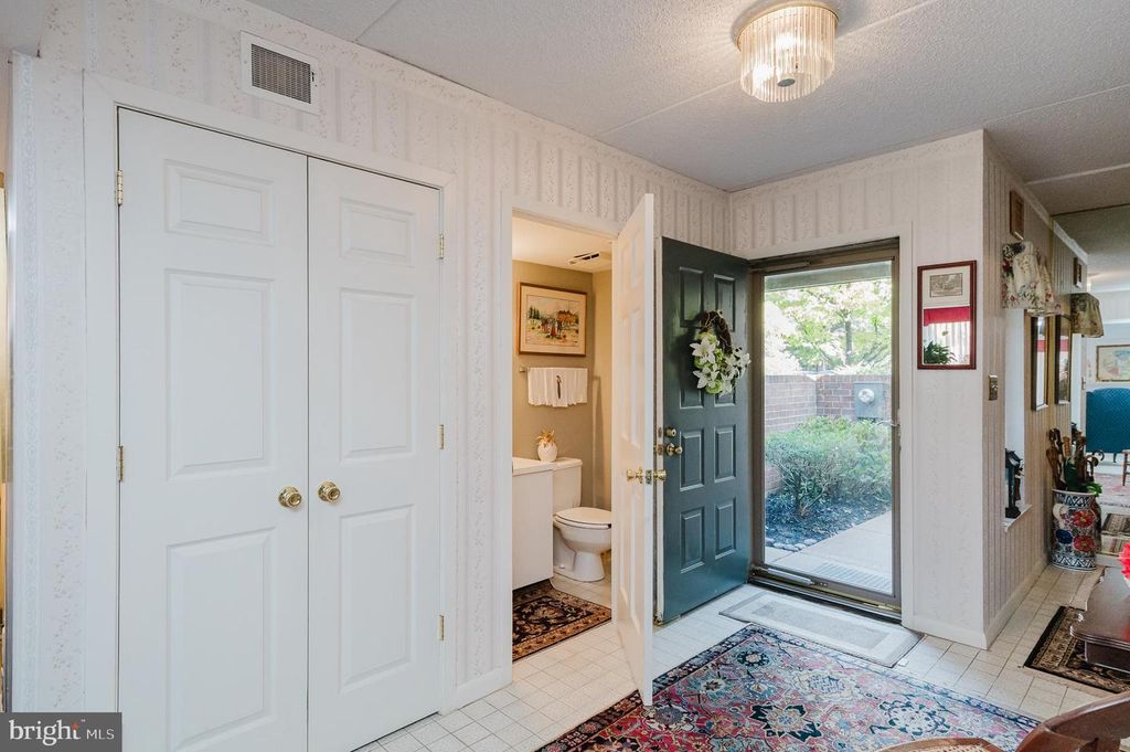 8 OAKHAMPTON DR, Lutherville Timonium, MD 21093