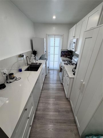 8550 Byron Ave 2G, Miami Beach, FL 33141