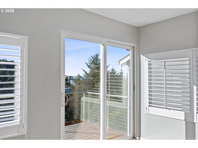 860 Sw 10TH St, Lincoln City, OR 97367