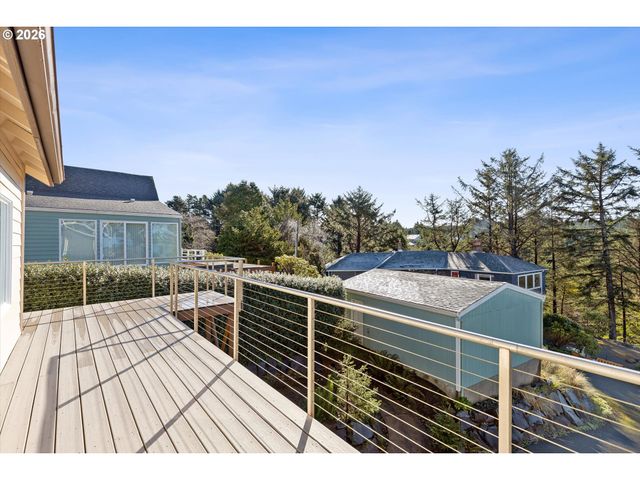 860 Sw 10TH St, Lincoln City, OR 97367