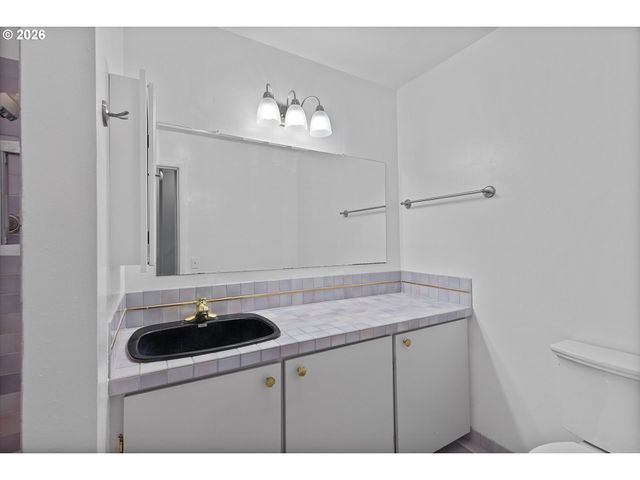 860 Sw 10TH St, Lincoln City, OR 97367