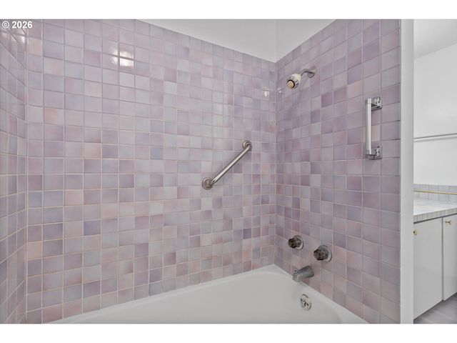 860 Sw 10TH St, Lincoln City, OR 97367