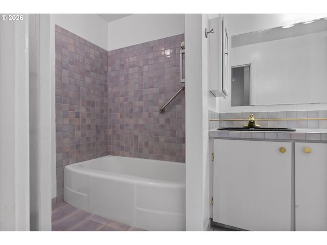 860 Sw 10TH St, Lincoln City, OR 97367