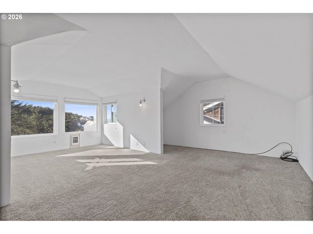 860 Sw 10TH St, Lincoln City, OR 97367