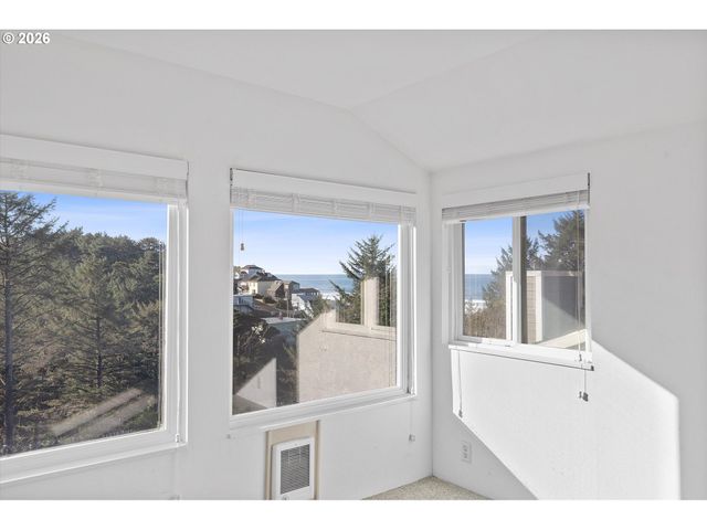 860 Sw 10TH St, Lincoln City, OR 97367