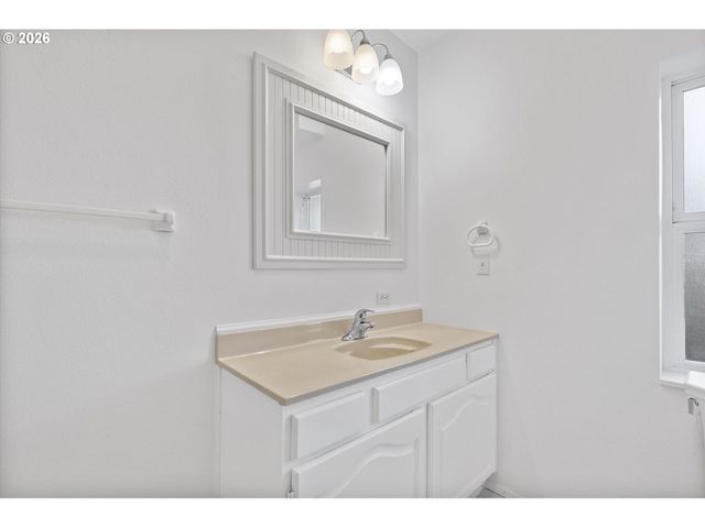 860 Sw 10TH St, Lincoln City, OR 97367