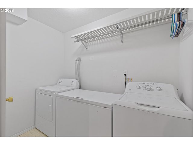 860 Sw 10TH St, Lincoln City, OR 97367