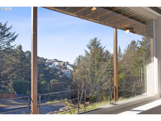 860 Sw 10TH St, Lincoln City, OR 97367