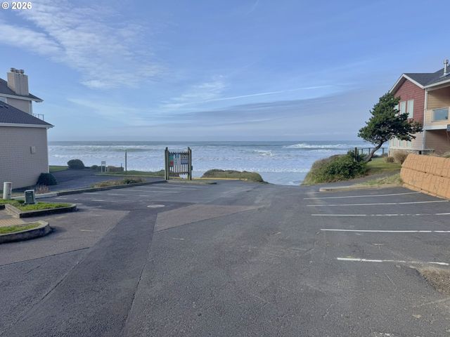 860 Sw 10TH St, Lincoln City, OR 97367