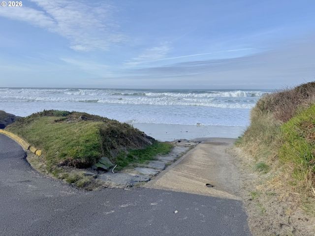 860 Sw 10TH St, Lincoln City, OR 97367