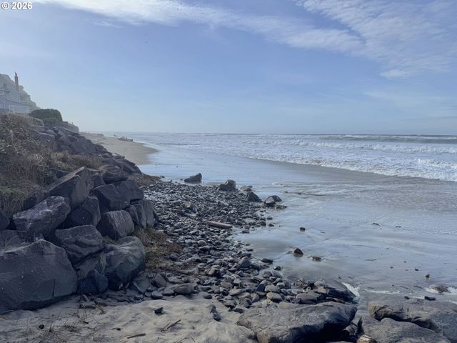 860 Sw 10TH St, Lincoln City, OR 97367