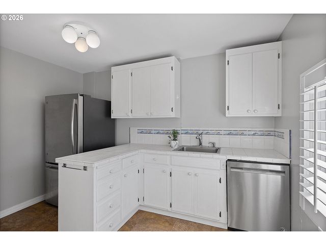 860 Sw 10TH St, Lincoln City, OR 97367