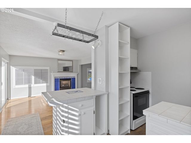 860 Sw 10TH St, Lincoln City, OR 97367