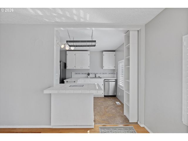 860 Sw 10TH St, Lincoln City, OR 97367