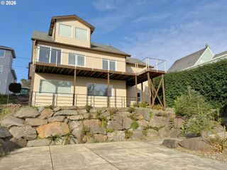860 Sw 10TH St, Lincoln City, OR 97367