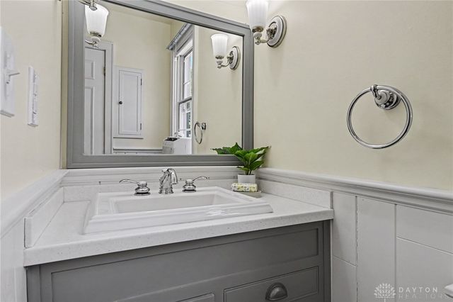 327 East Drive, Oakwood, OH 45419