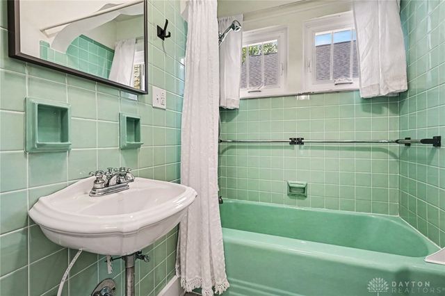 327 East Drive, Oakwood, OH 45419