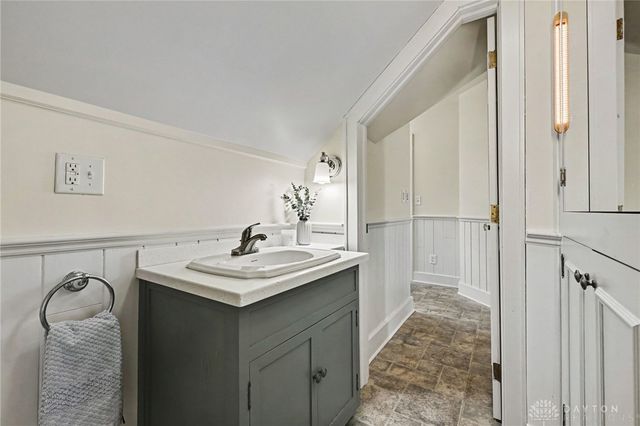 327 East Drive, Oakwood, OH 45419
