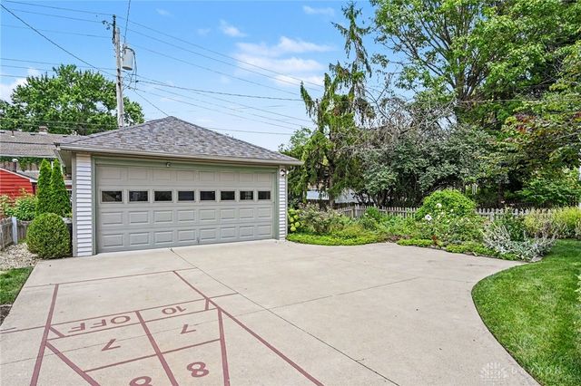 327 East Drive, Oakwood, OH 45419