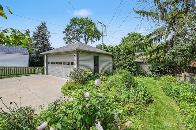 327 East Drive, Oakwood, OH 45419