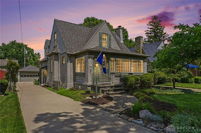 327 East Drive, Oakwood, OH 45419