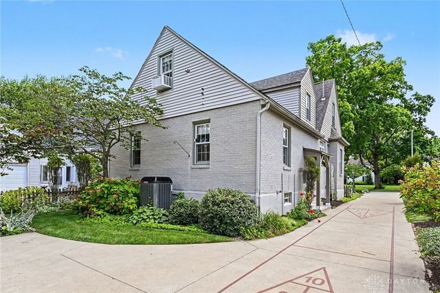 327 East Drive, Oakwood, OH 45419