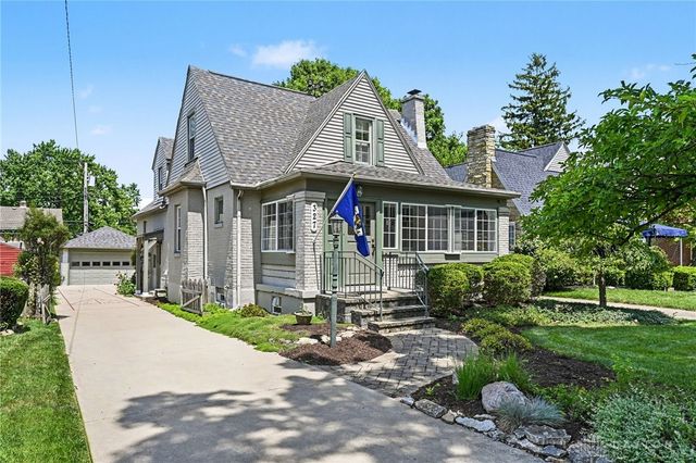 327 East Drive, Oakwood, OH 45419