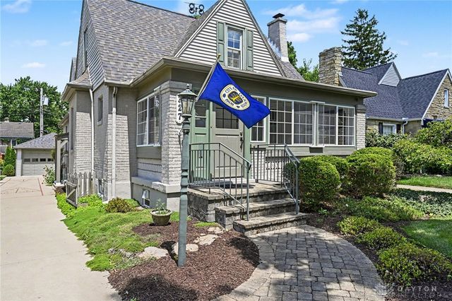 327 East Drive, Oakwood, OH 45419