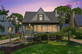 327 East Drive, Oakwood, OH 45419