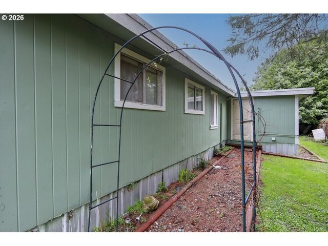 93621 DRIFTWOOD INN Ln, North Bend, OR 97459