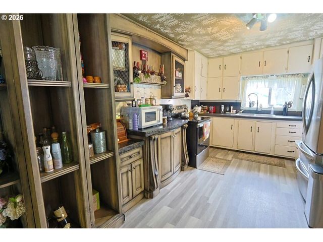 93621 DRIFTWOOD INN Ln, North Bend, OR 97459