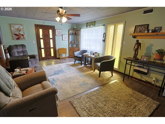 93621 DRIFTWOOD INN Ln, North Bend, OR 97459