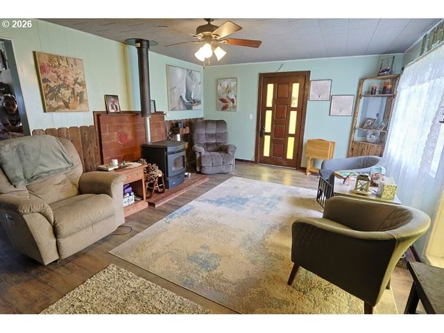 93621 DRIFTWOOD INN Ln, North Bend, OR 97459